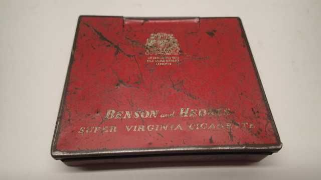 Caixas antigas de cigarros em chapa