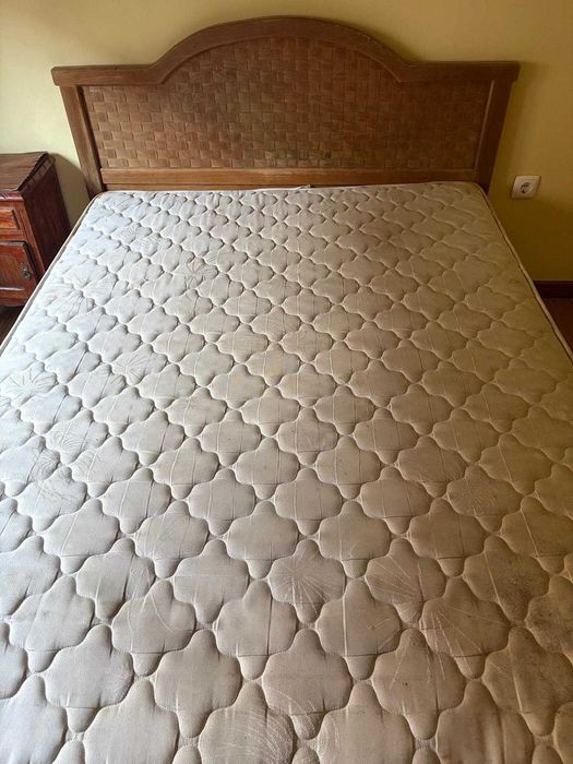 Cama Antiga - com colchão e mesa de cabeceira
