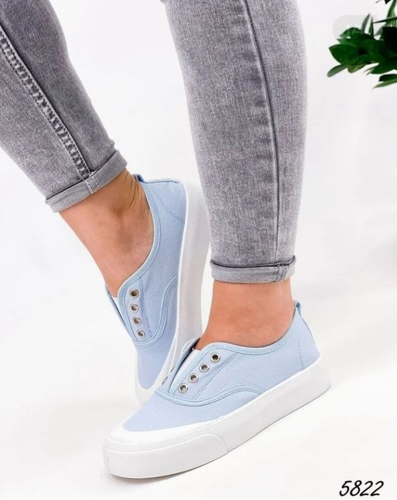 Продаю женские кеды