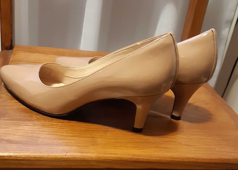 Półbuty damskie na obcasie firmy Clarks, eleganckie i wygodne.