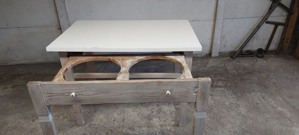 Stół kuchenny z szufladą na miski