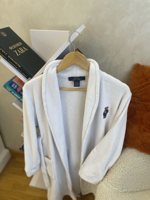 Оригінальний брендовий білий халат від Polo Ralph Lauren із фірмовою вишивкою ведмедика на грудях.