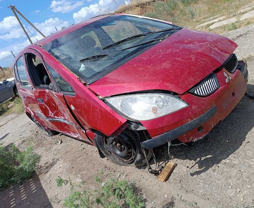 Кузов Mitsubishi Colt Z32A 1.1 2007 красный. Разборка Mitsubishi Colt