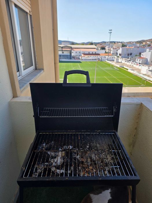 Churrasqueira/Barbecue a Carvão com Tampa + Função Fumeiro