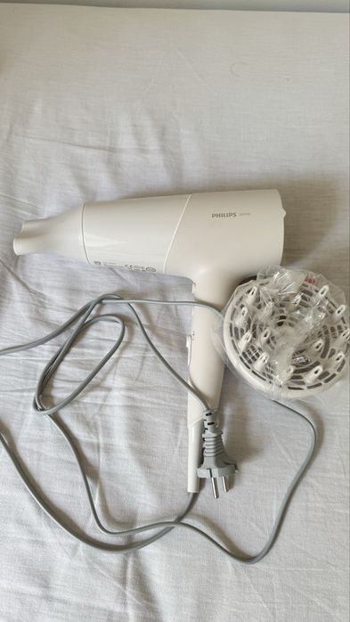 Este é um secador de cabelo Philips Série 5000, modelo BHD501/20, de cor branca.