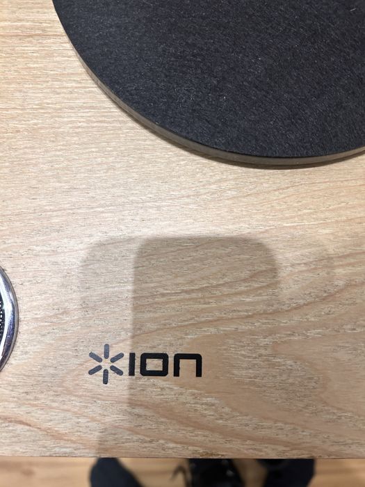 Świetnej jakości gramofon drewniany