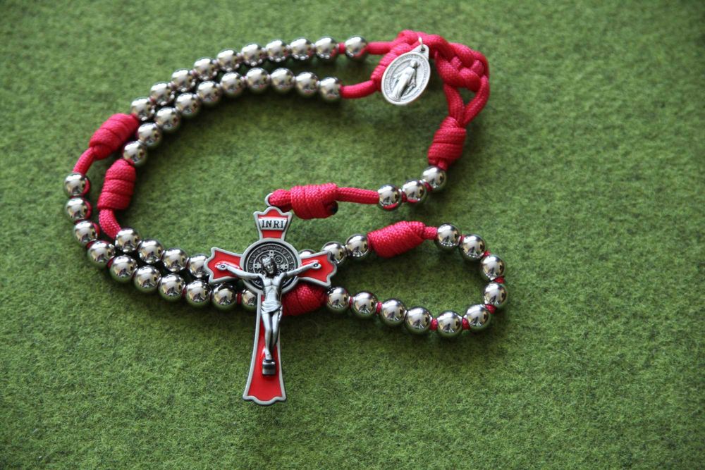 różaniec wojownika czerwony paracord krzyż maltański