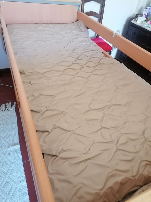 Cama articulada com grades