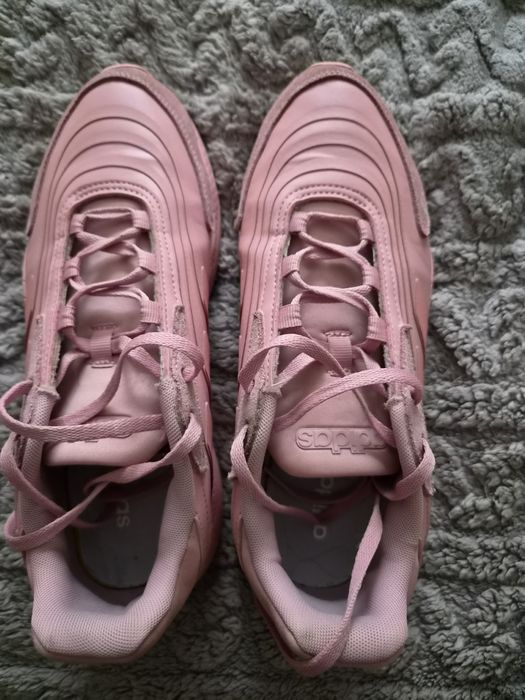 Кросівки adidas рожеві.