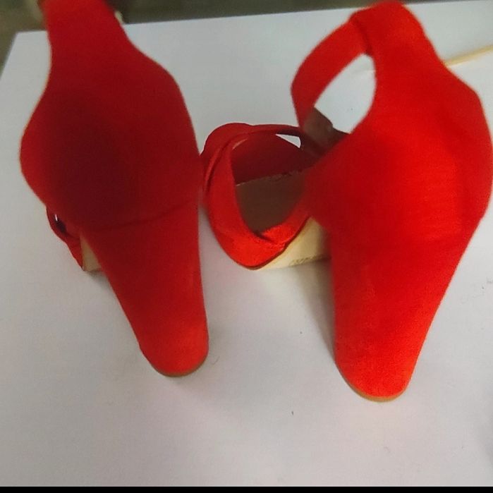 Pomarańczowe buty na obcasie