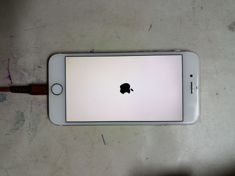 iPhone (не включается, целый, физ.сим-карта)