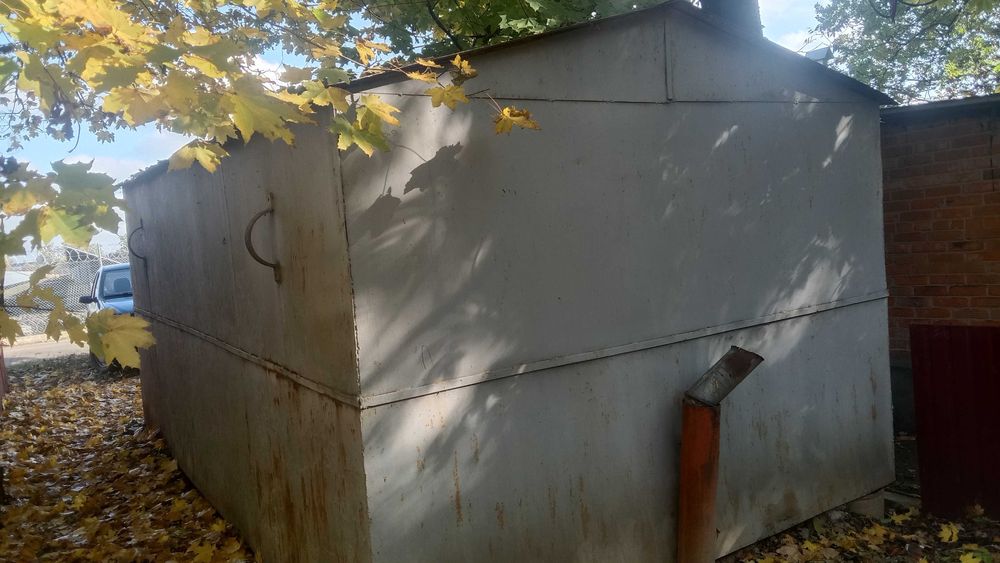 Металевий гараж для машини