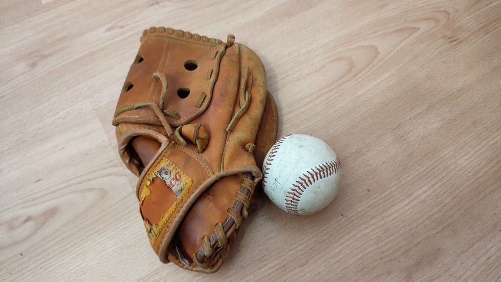 Luva e bola de basebol