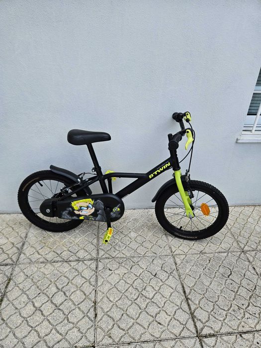 Bicicleta Btwin 500 Dark Hero 4 - 6 anos c/ rodinhas incluídas