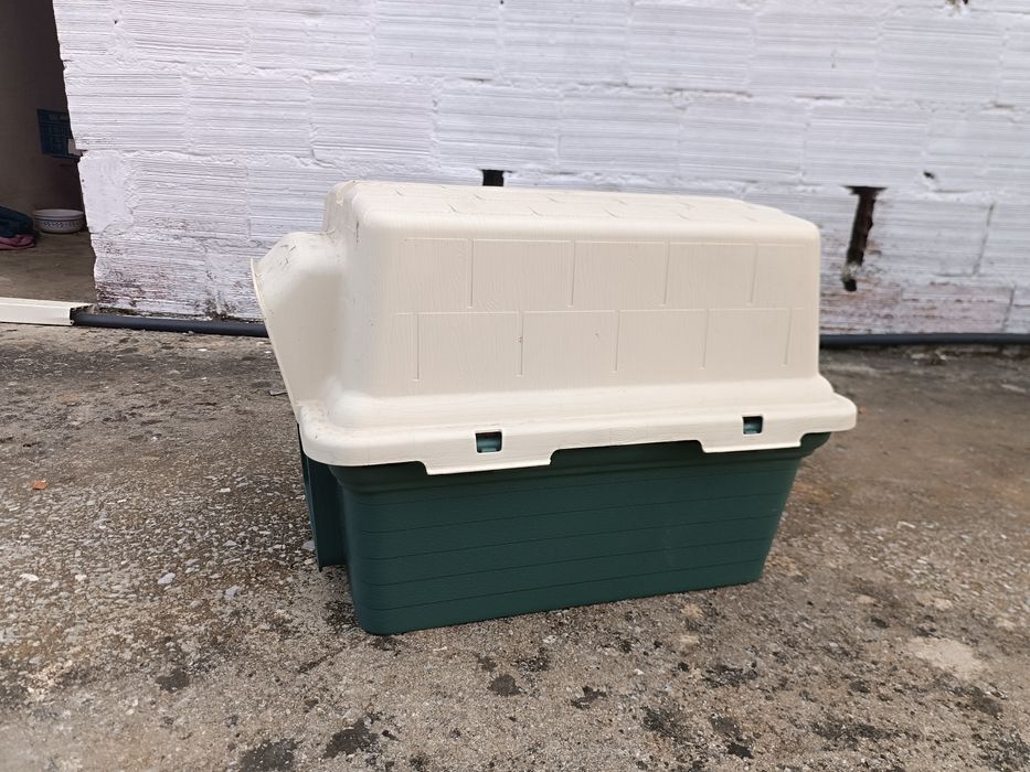 Casota para cão de porte pequeno ou médio. Resistente, lavável.