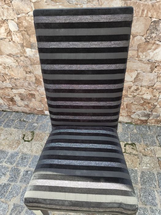 Cadeiras com encosto alto pretas com riscas cinza