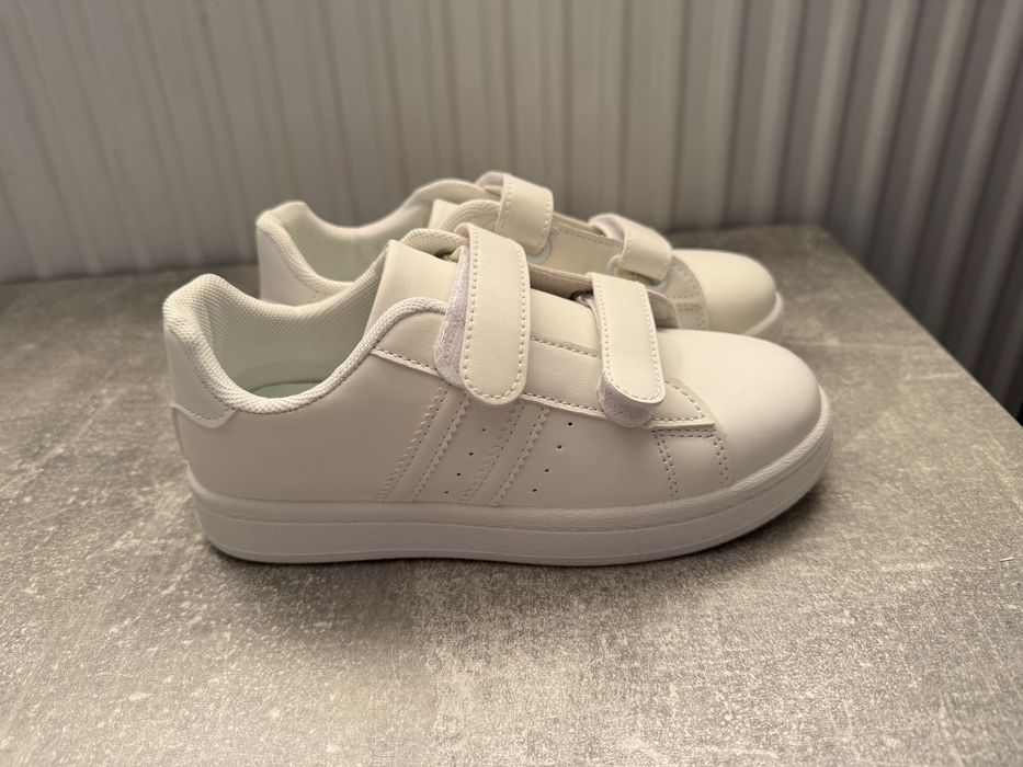 Нові дитячі кросівки