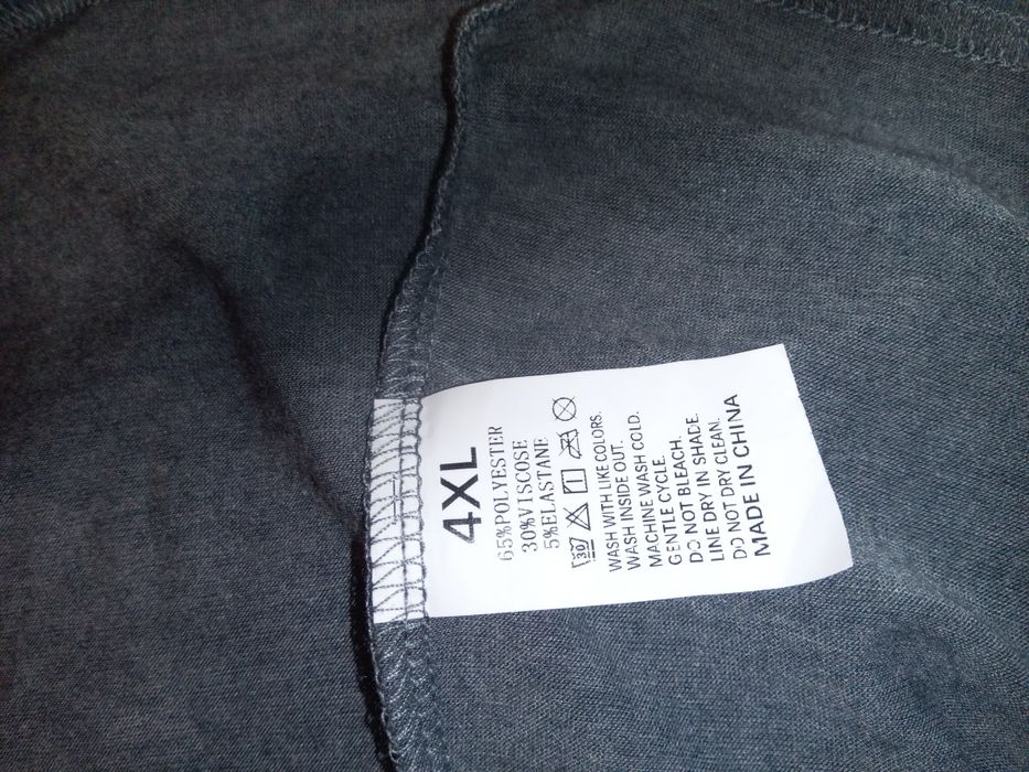 Жіноча футболка великого розміру.