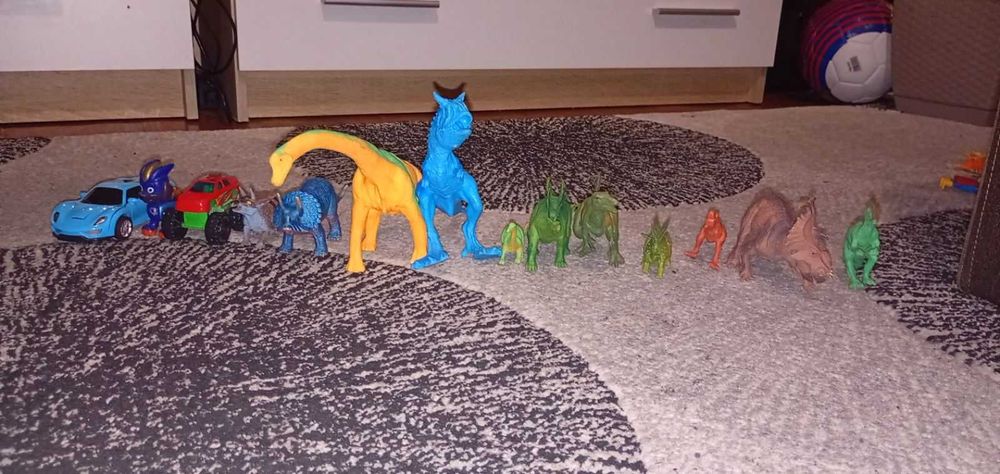 Б/у іграшки динозаври