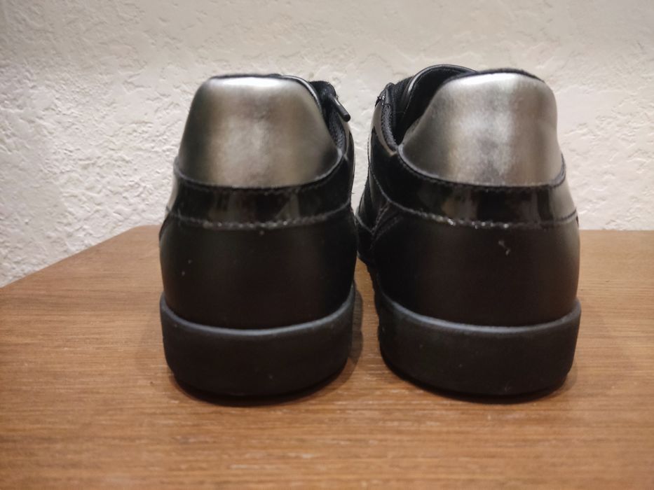 Жіночі шкіряні кросівки Geox 38 розмір