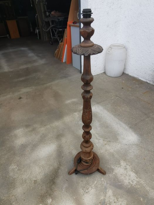 Candeeiro de pé alto rústico