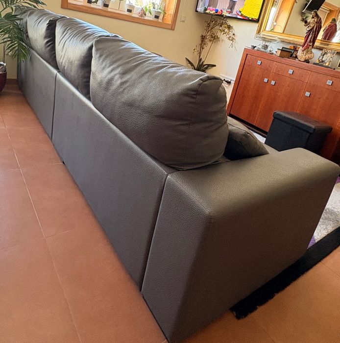 Sofá cinzento 4 lugares + puff - pele de napa