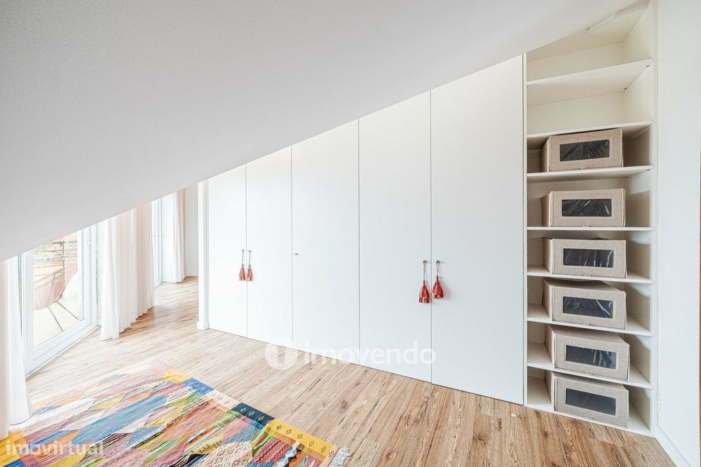Apartamento T3 Duplex, com estacionamento, no Condomínio do Loural