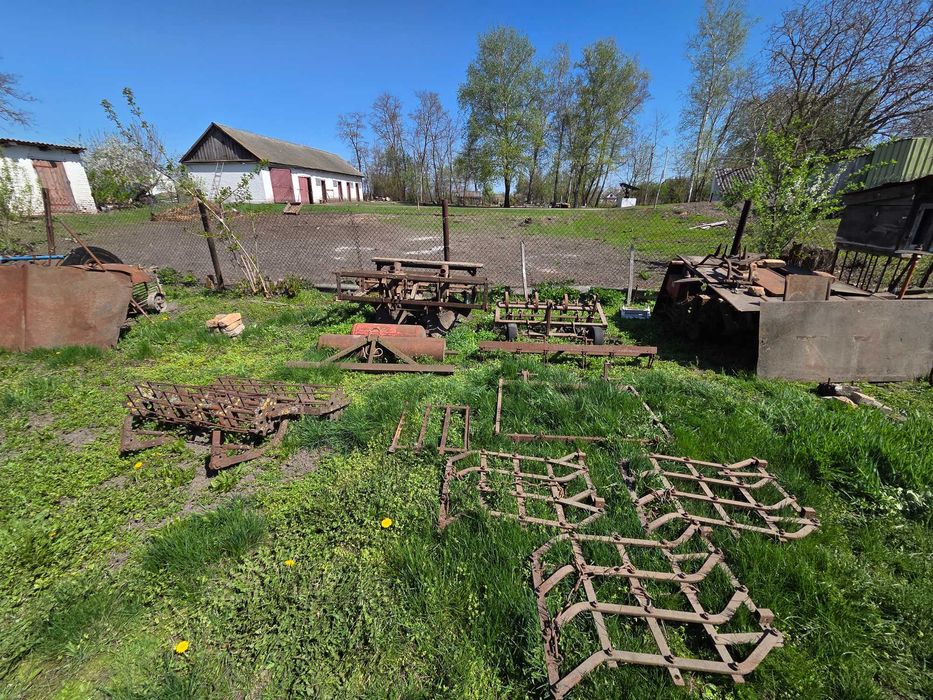 Трактор саморобний з інвентарем