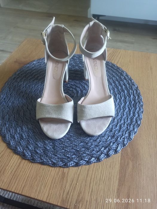 Sandałki zamszowe Venezia – rozmiar 37, wkładka 24 cm