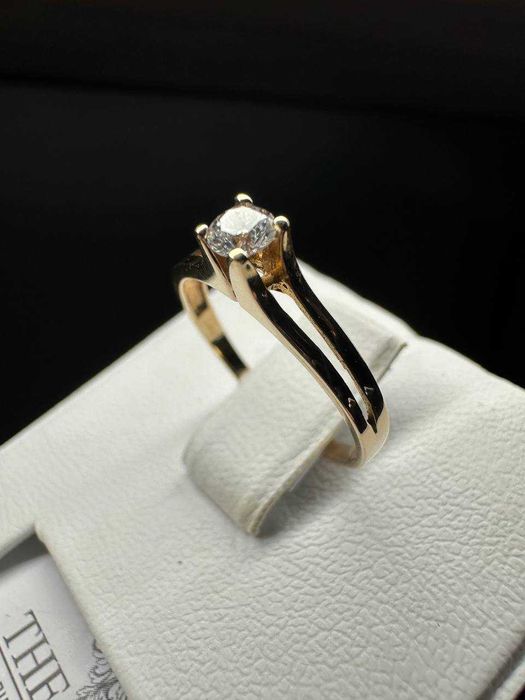 Золота каблучка з діамантом