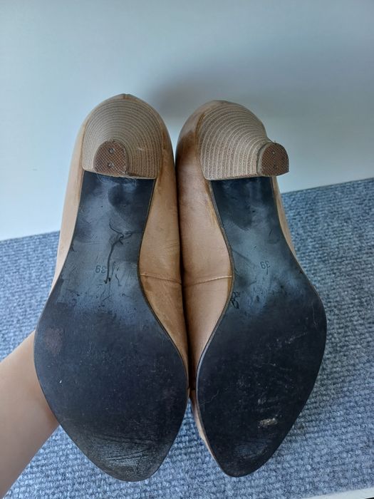 Beżowe buty na obcasach rozmiar 39 eksbut