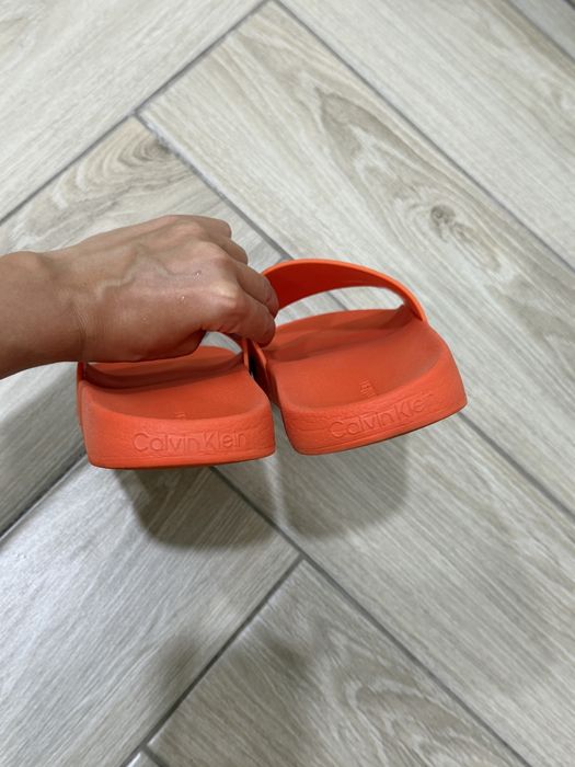 Оригінальні помаранчеві шльопанці Calvin Klein