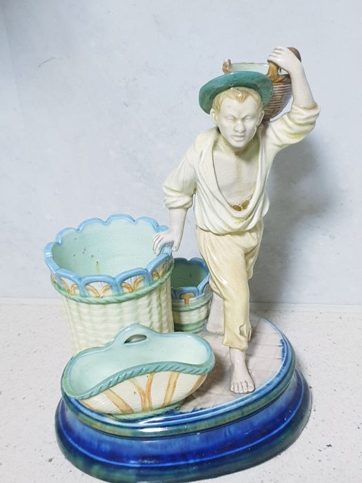 Rara antiga figura de costumes em faiança europeia