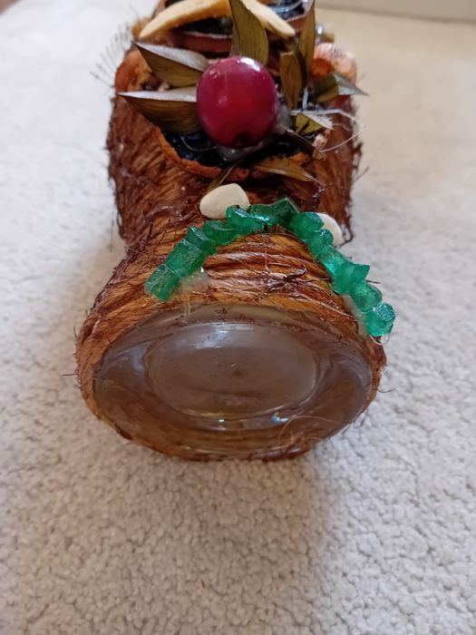 Ozdobny kufel oklejony brązowy