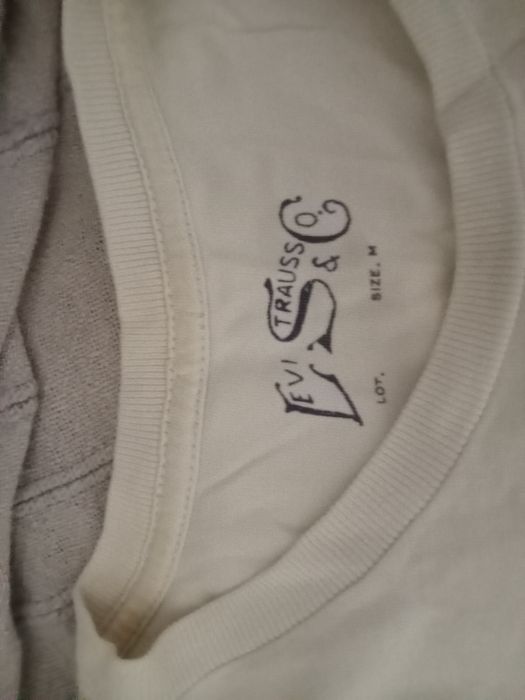 T-shirt Levis pouco uso bege claro