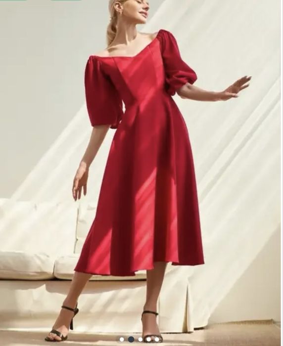 Платье красное с вырезом декольте