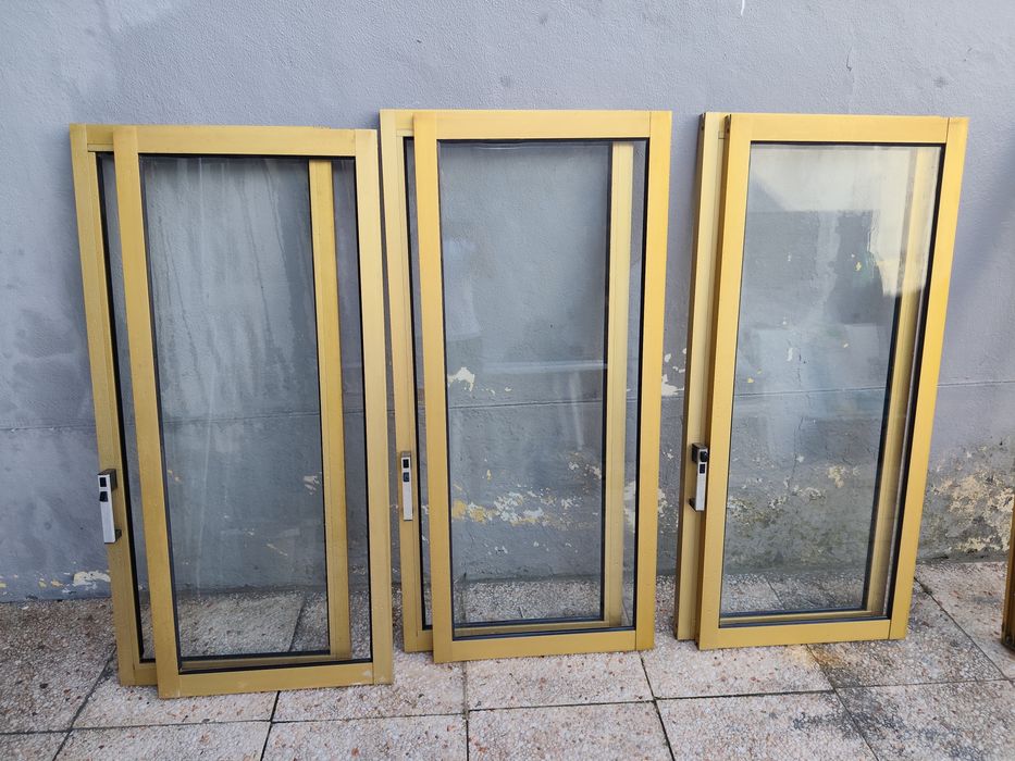 3 Janelas de alumínio com caixilharia