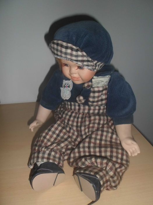 boneca menino com loiça em porcelana muito bonito