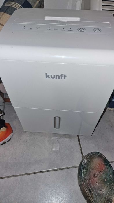 Desumidificador de 10L praticamente novo.
