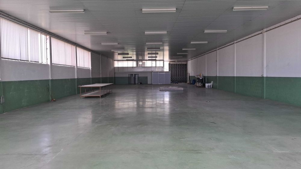 Armazém para arrendar em Guimarães de 3 frentes com cerca 800m² e com muita Luz natural