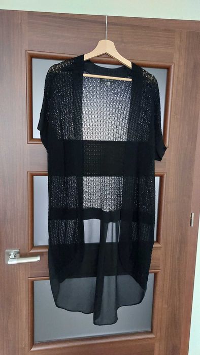 Efektowna czarna narzutka.