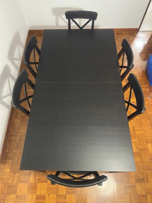 Vende se mesa IKEA com 6 cadeiras.