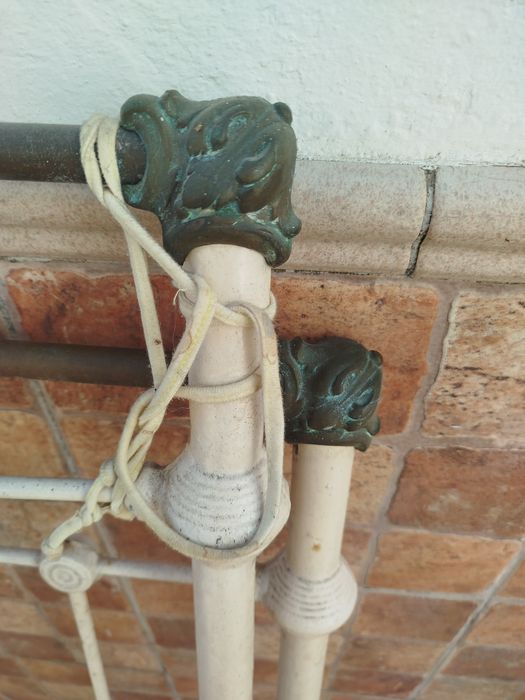 Cama de ferro antiga