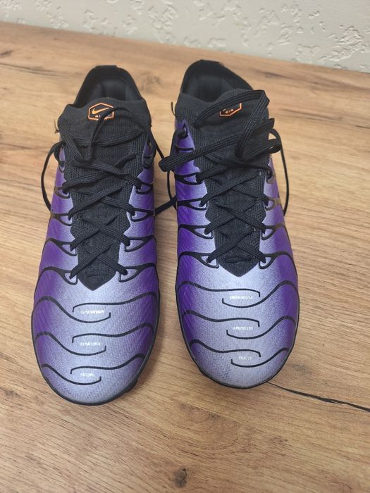 Продам сороконожки Nike tn