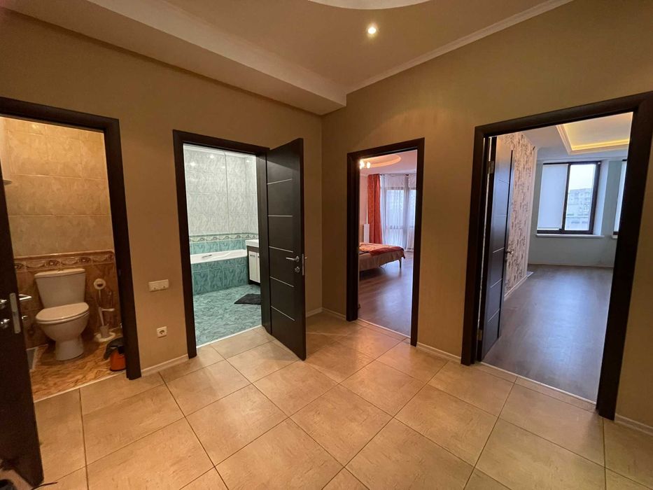 Большая семейная квартира 130м 6 этаж. Теплый дом, парковка во дворе.