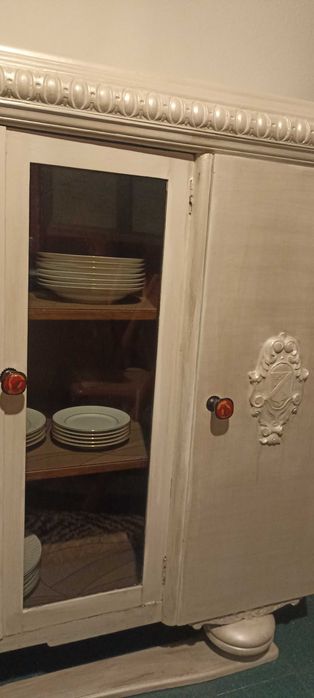 Aparador de madeira antigo