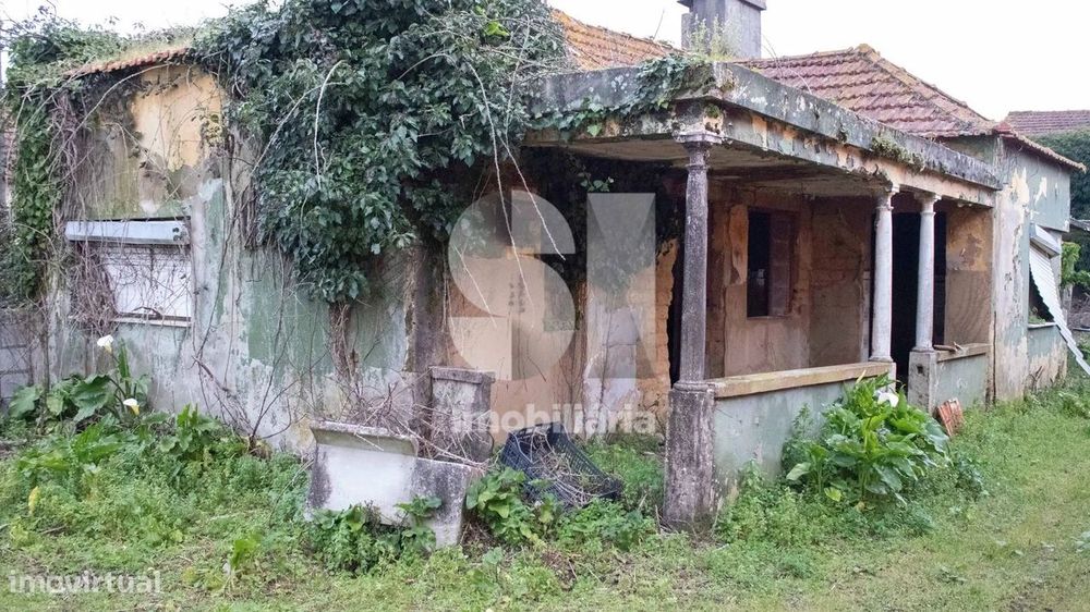 Moradia térrea T3, terreno com poço e dependências