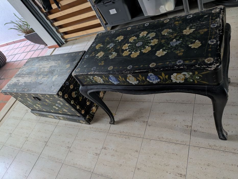 Arca e mesa antigas