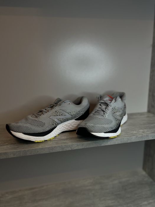 New Balance Fresh Foam 880v7 – сірі з чорними та жовтими акцентами