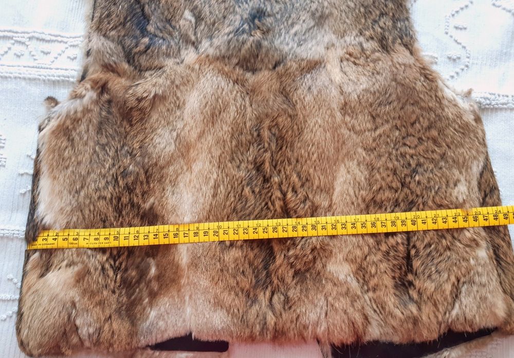 Colete em pele de coelho, forrado, com atilhos em cabedal.